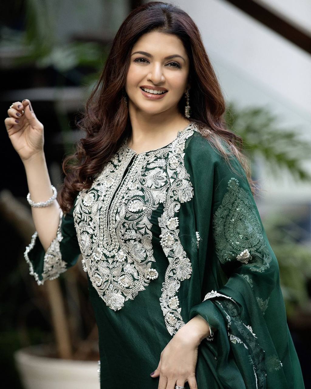 पार्टी वियर लुक: दुपट्टे के साथ टॉप और बॉटम में खूबसूरत दिखें