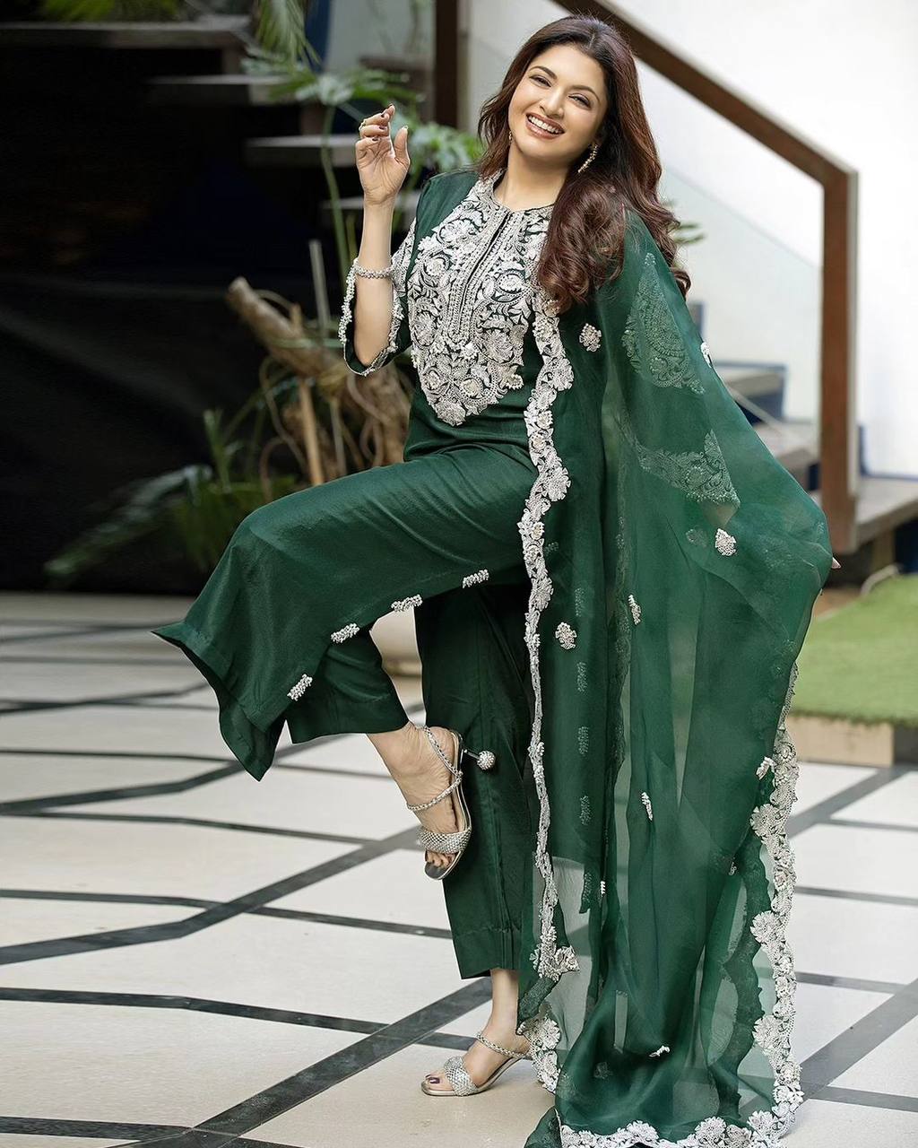 पार्टी वियर लुक: दुपट्टे के साथ टॉप और बॉटम में खूबसूरत दिखें