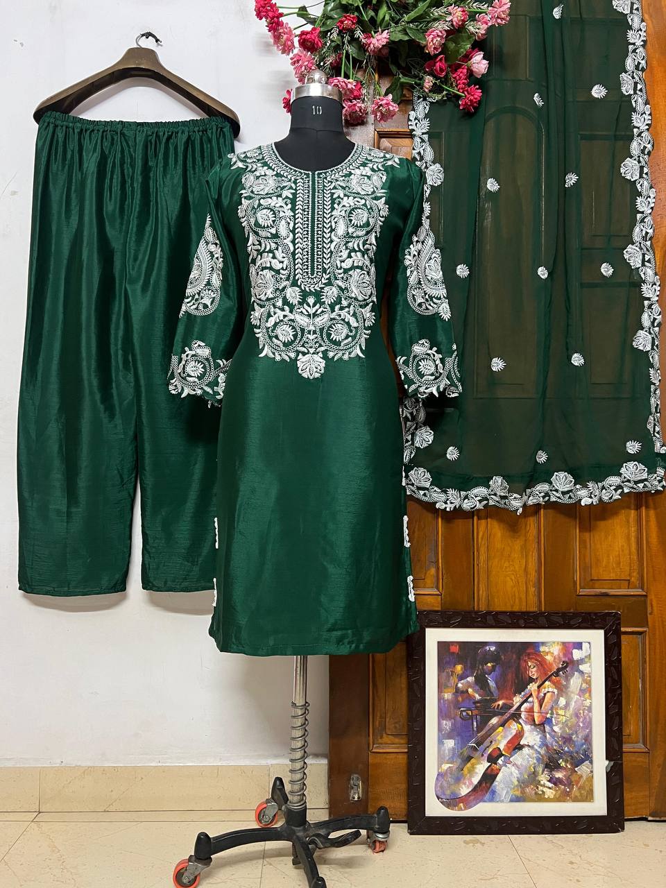 पार्टी वियर लुक: दुपट्टे के साथ टॉप और बॉटम में खूबसूरत दिखें