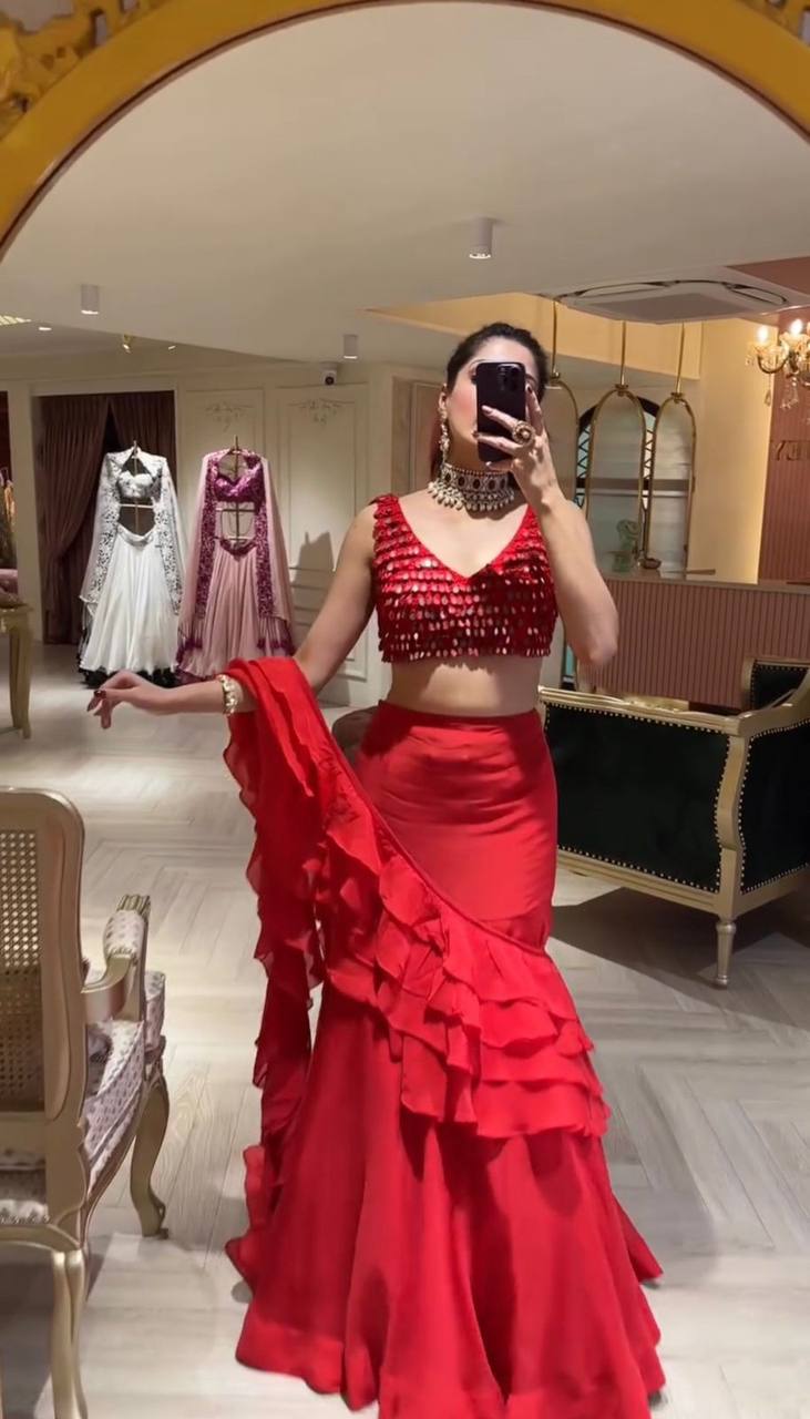 पार्टी वियर लुक के लिए खूबसूरत रेडी टू वियर लहंगा साड़ी