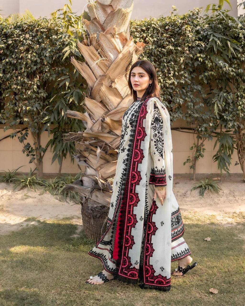 पार्टी वियर लुक खूबसूरत टॉप और पैंट दुपट्टे के साथ