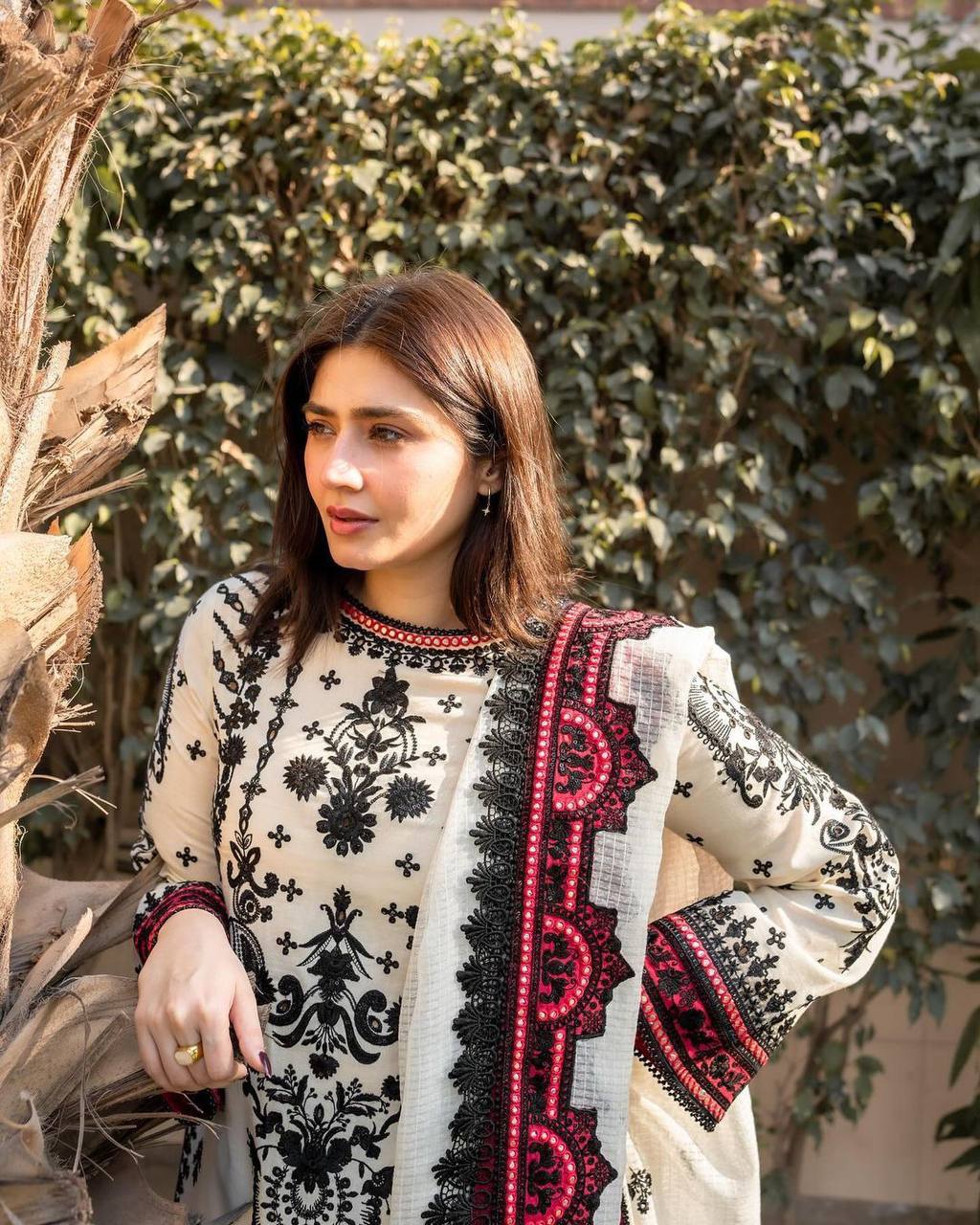 पार्टी वियर लुक खूबसूरत टॉप और पैंट दुपट्टे के साथ