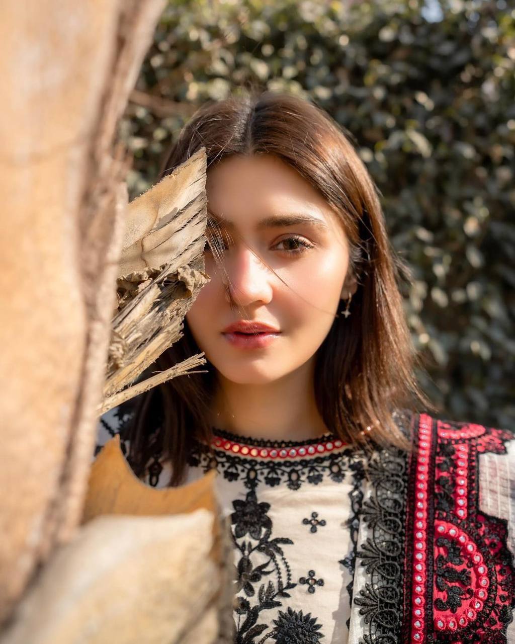 पार्टी वियर लुक खूबसूरत टॉप और पैंट दुपट्टे के साथ