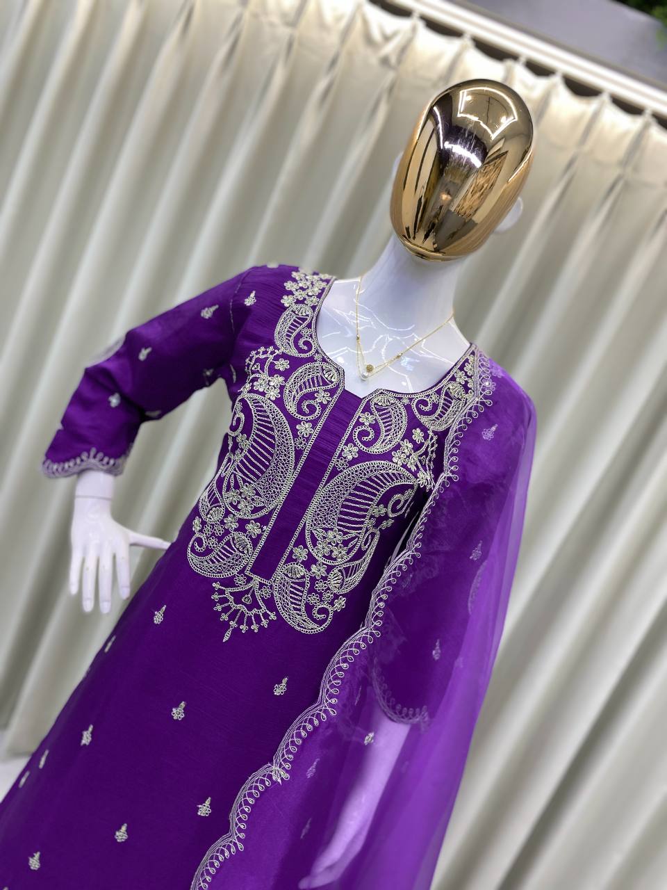 पार्टी वियर लुक: दुपट्टे के साथ टॉप और बॉटम में खूबसूरत दिखें