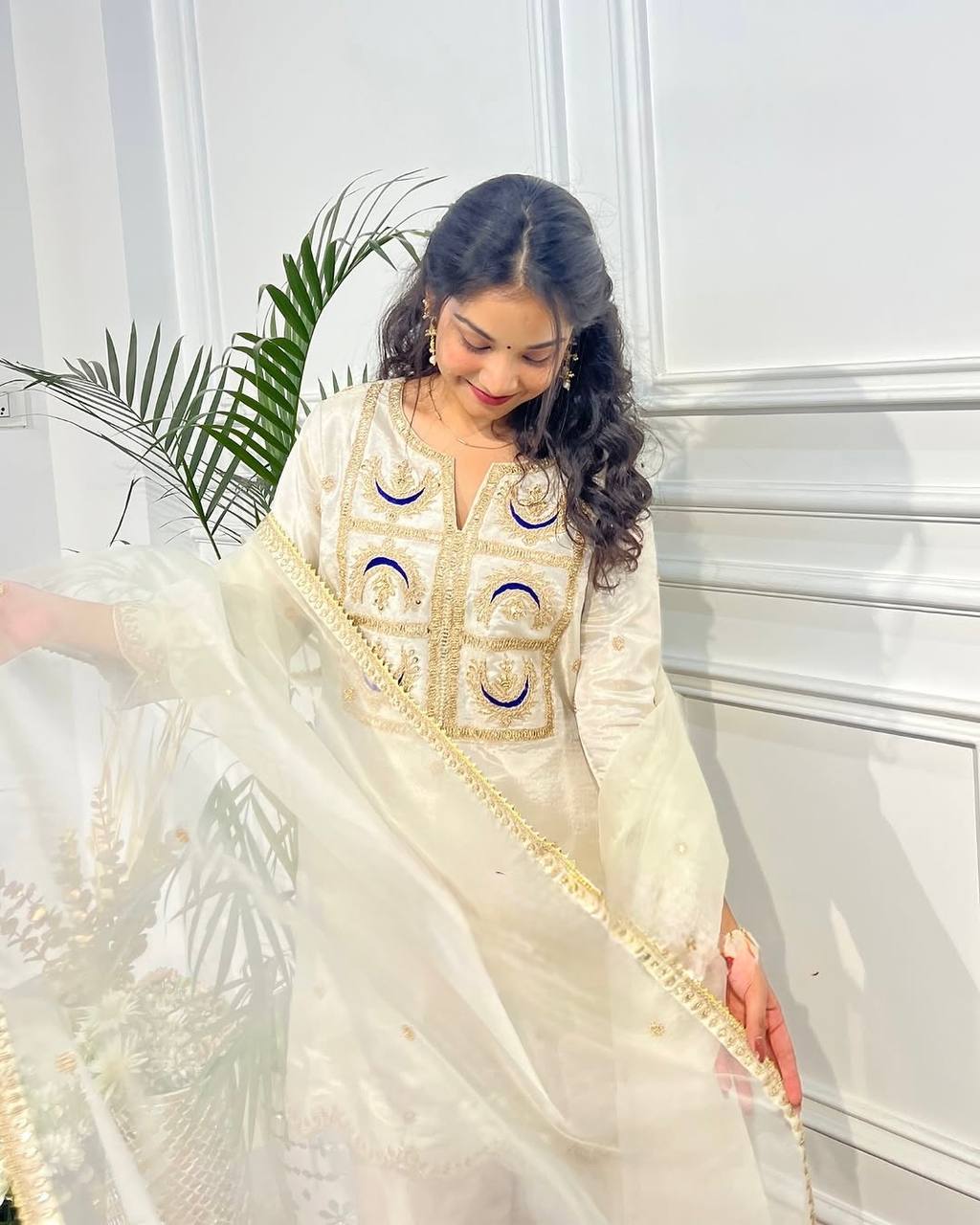 कढ़ाई अनुक्रम कार्य के साथ फैंसी टॉप-बॉटम और दुपट्टा कोडिंग