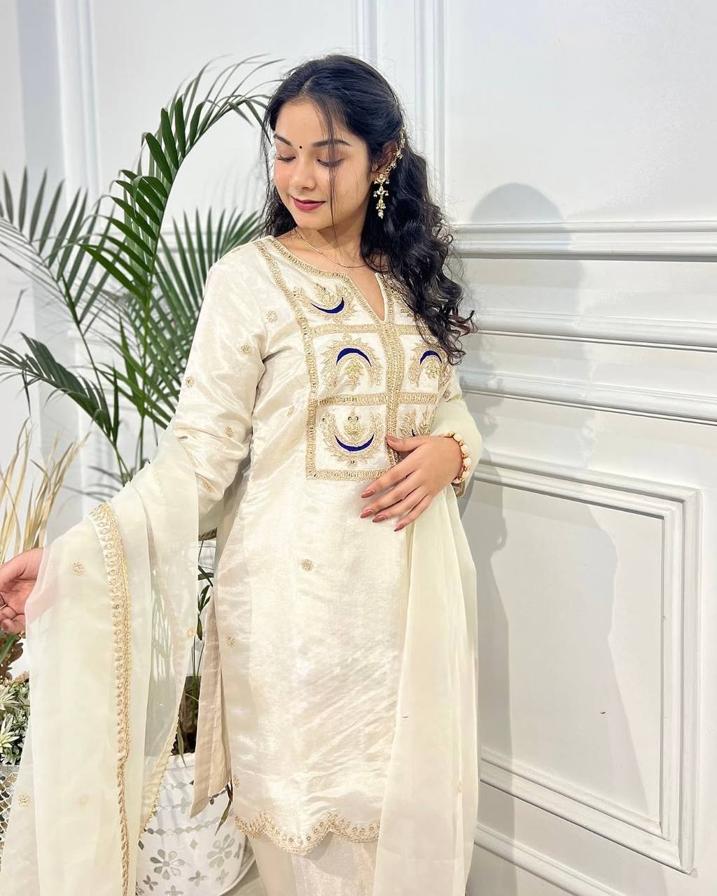 कढ़ाई अनुक्रम कार्य के साथ फैंसी टॉप-बॉटम और दुपट्टा कोडिंग