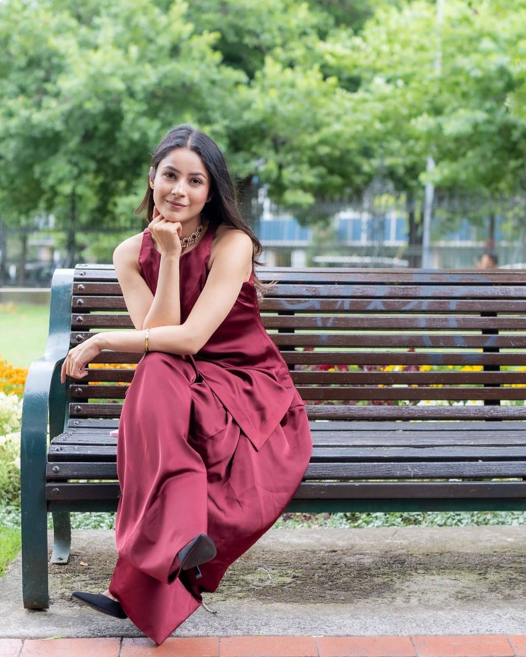 पार्टी में पहनने के लिए सुंदर टॉप और बॉटम दुपट्टे के साथ