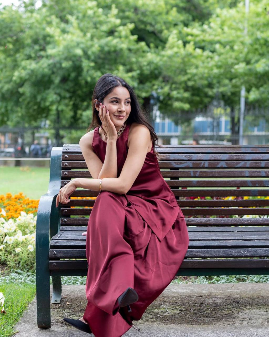 पार्टी में पहनने के लिए सुंदर टॉप और बॉटम दुपट्टे के साथ