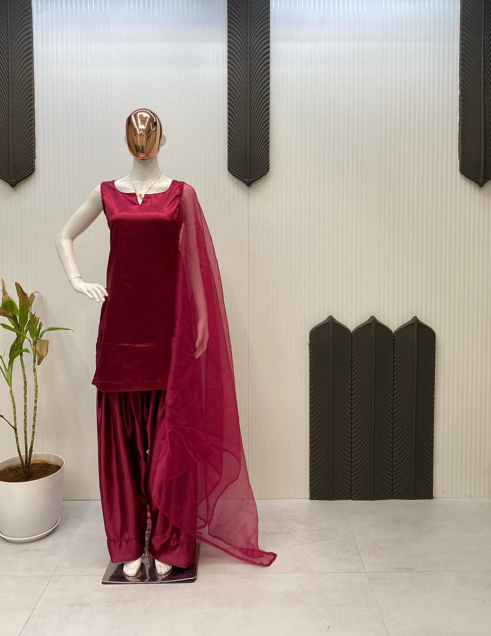 पार्टी में पहनने के लिए सुंदर टॉप और बॉटम दुपट्टे के साथ