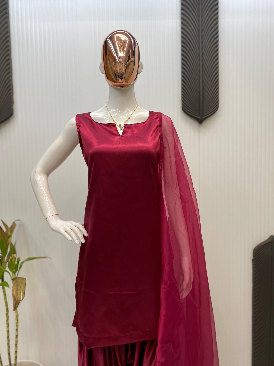 पार्टी में पहनने के लिए सुंदर टॉप और बॉटम दुपट्टे के साथ