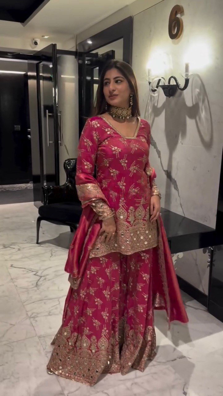 पार्टी वियर लुक: खूबसूरत टॉप और शरारा दुपट्टे के साथ