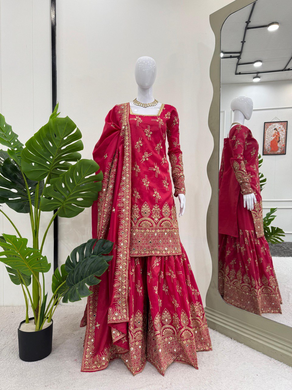 पार्टी वियर लुक: खूबसूरत टॉप और शरारा दुपट्टे के साथ