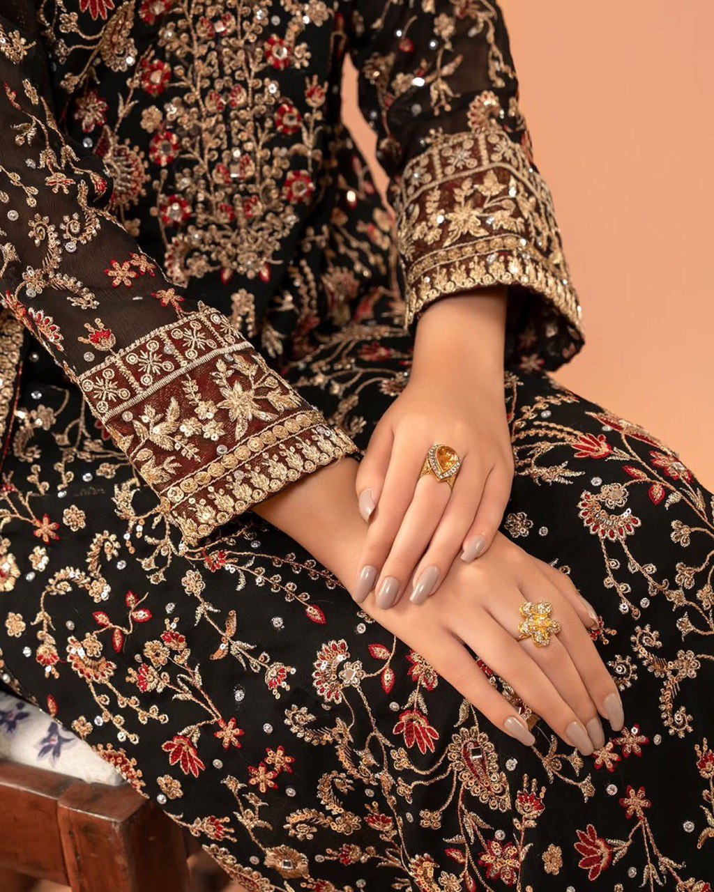 धागे, सीक्वेंस और असली हीरे के काम वाला डिज़ाइनर सूट