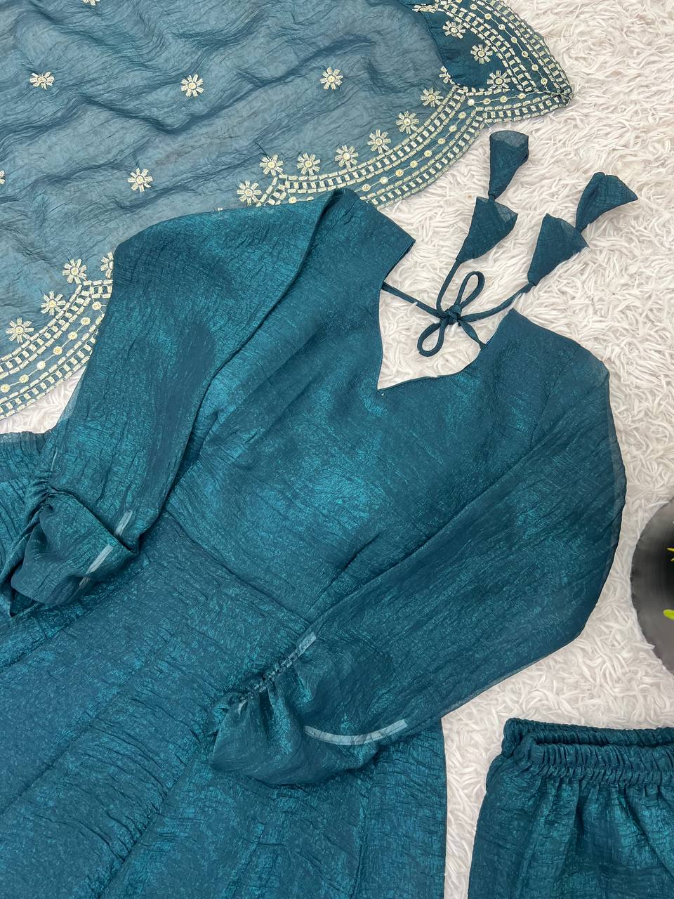 डिज़ाइनर पार्टी वियर लुक गाउन-दुपट्टा कढ़ाई सीक्वेंस वर्क के साथ