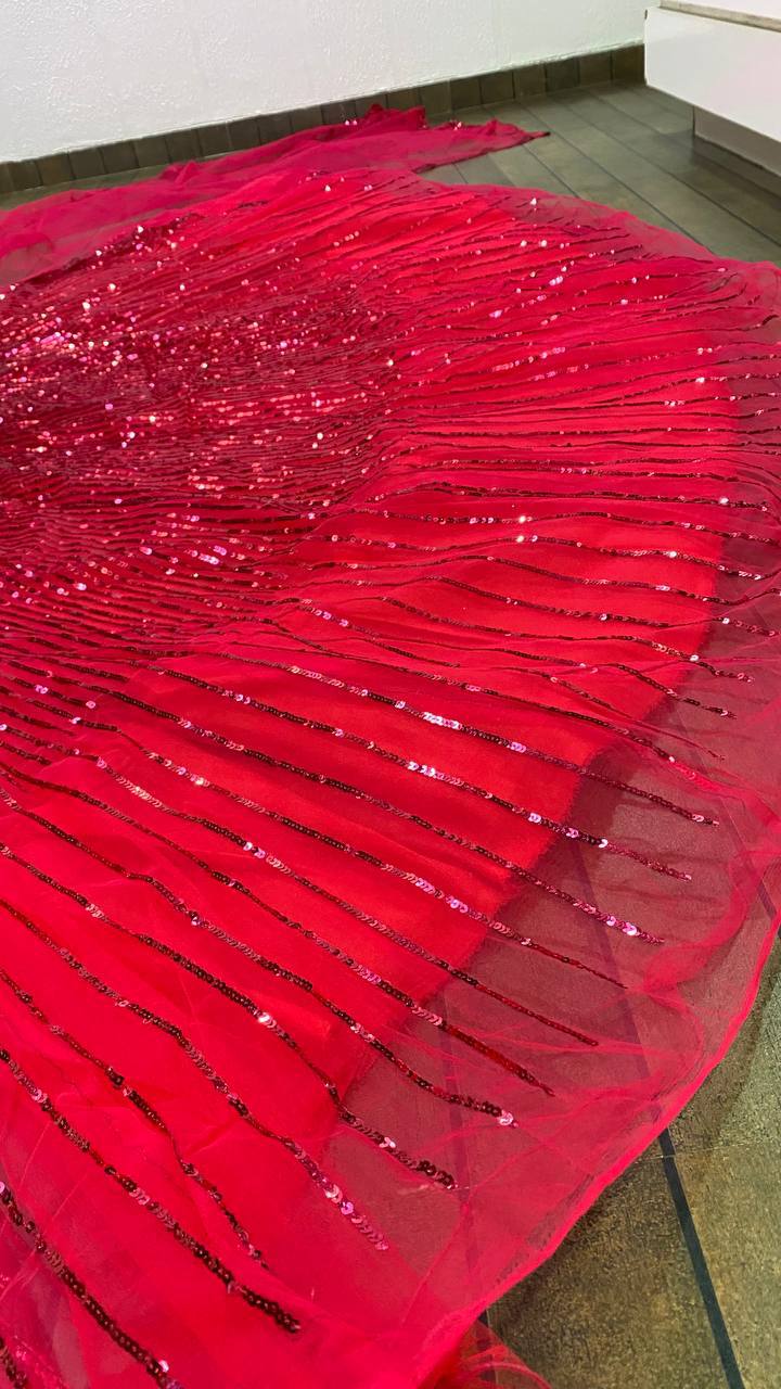 सीक्वेंस वर्क के साथ डिज़ाइनर पार्टी वियर लहंगा चोली