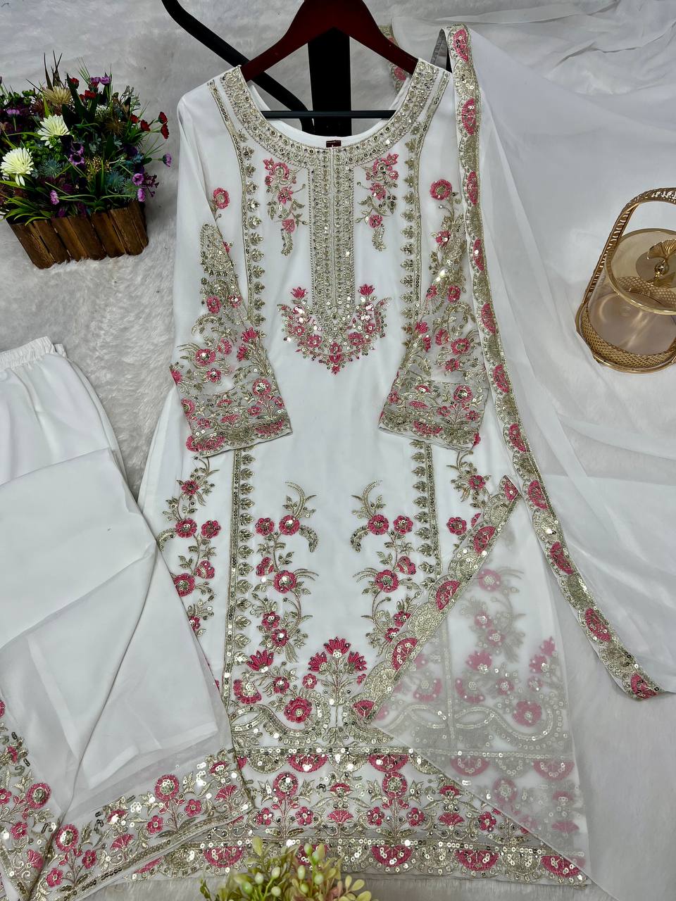 थ्रेड वर्क के साथ डिज़ाइनर पार्टी वियर टॉप बॉटम और दुपट्टा