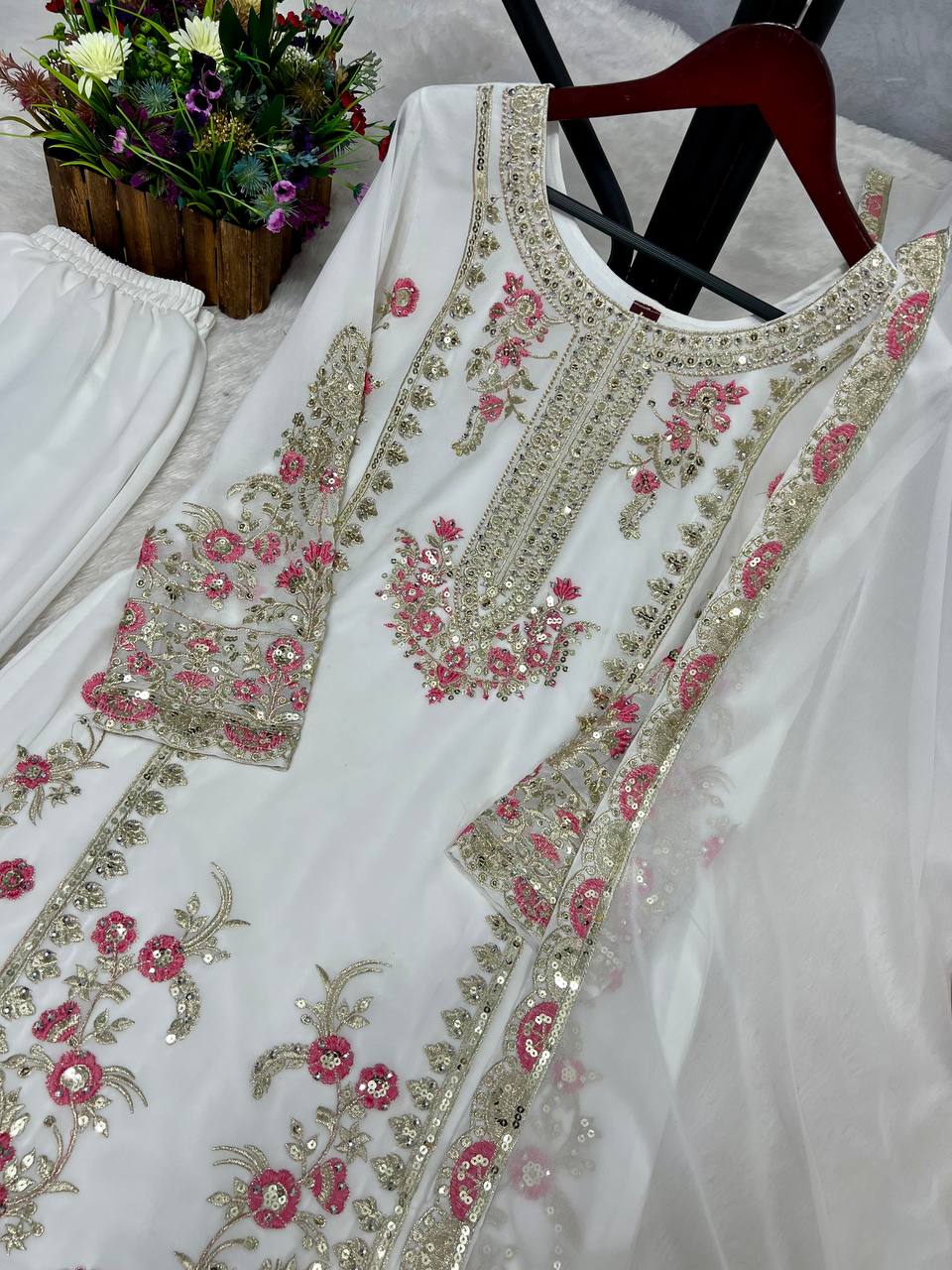 थ्रेड वर्क के साथ डिज़ाइनर पार्टी वियर टॉप बॉटम और दुपट्टा