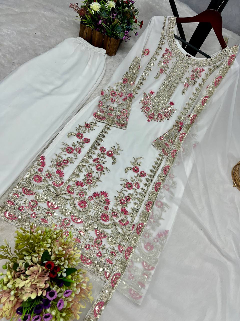 थ्रेड वर्क के साथ डिज़ाइनर पार्टी वियर टॉप बॉटम और दुपट्टा