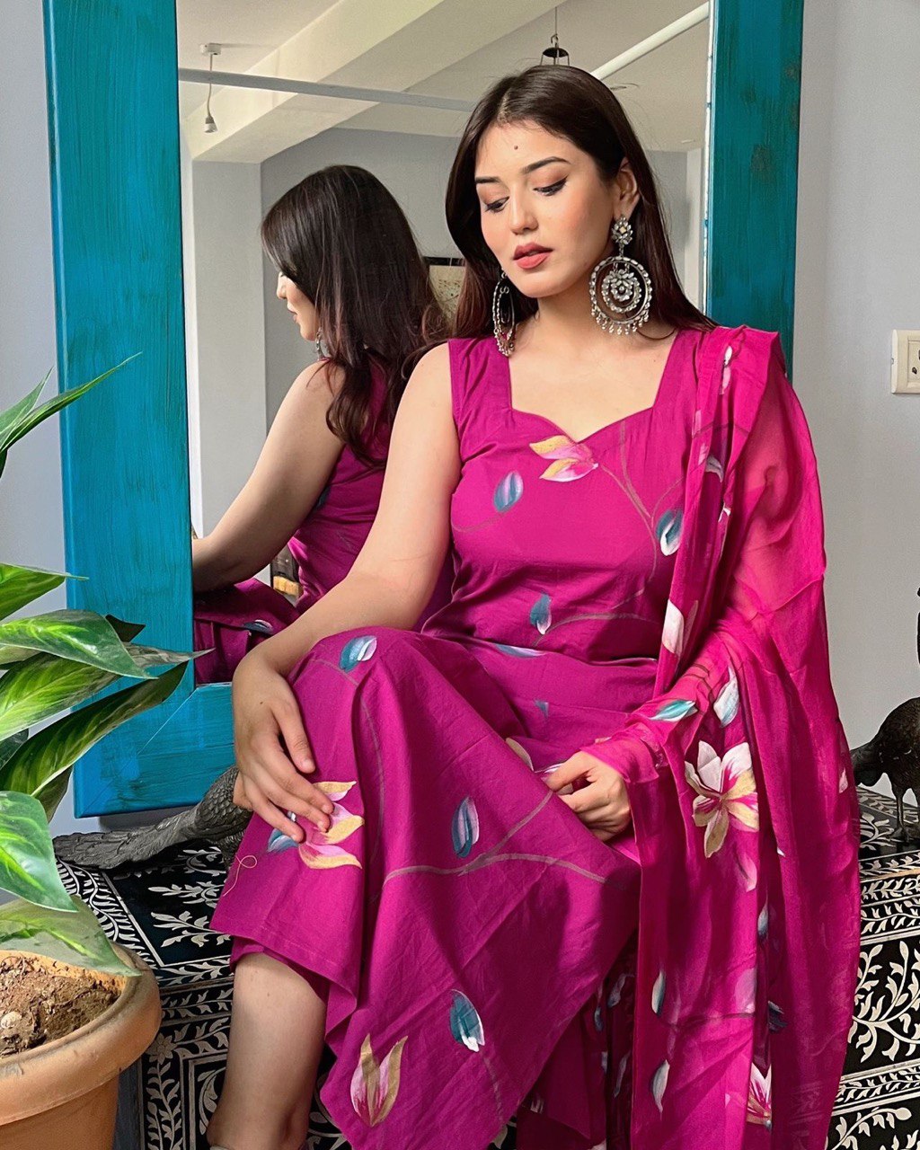 पार्टी वियर लुक: दुपट्टे के साथ टॉप और बॉटम में खूबसूरत दिखें