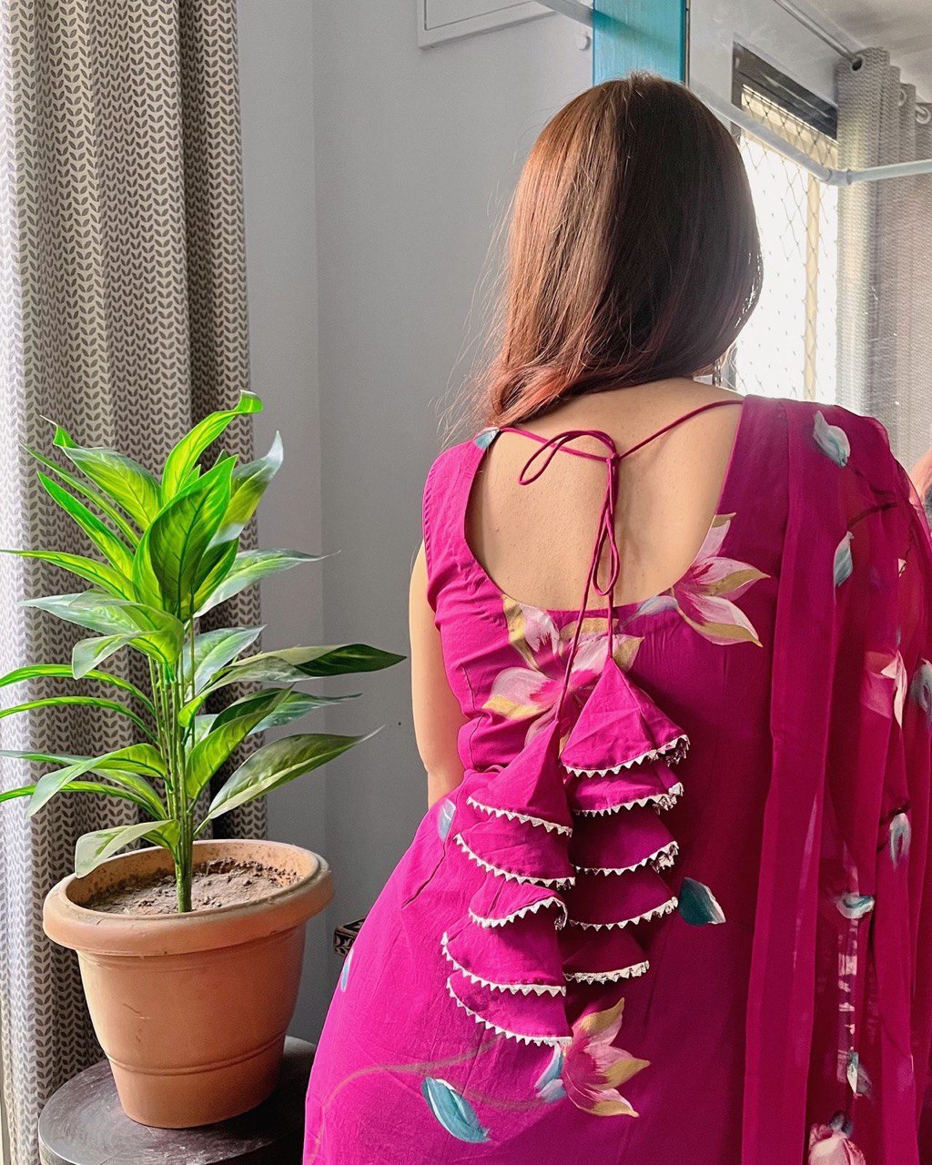 पार्टी वियर लुक: दुपट्टे के साथ टॉप और बॉटम में खूबसूरत दिखें