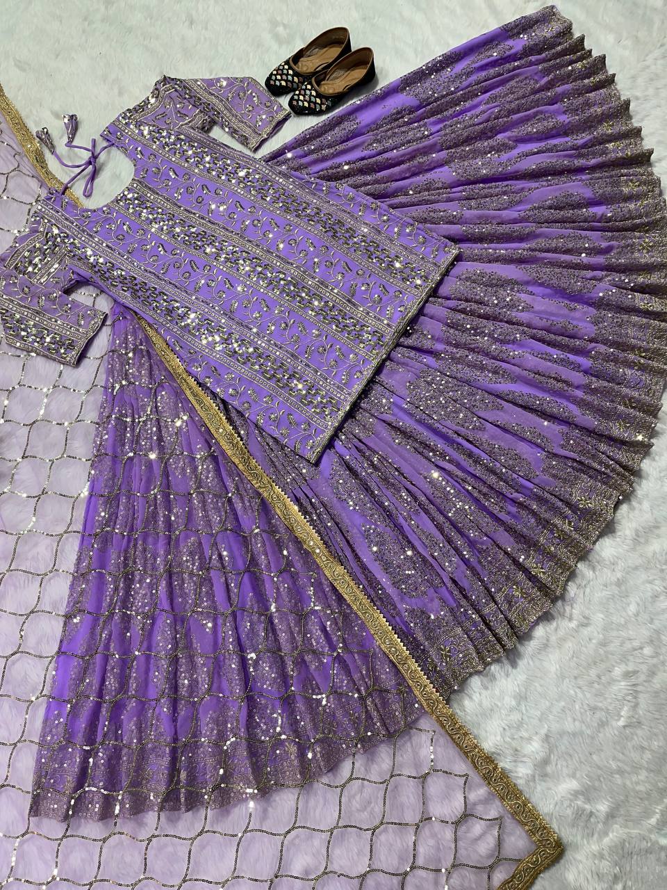 डिज़ाइनर पार्टी वियर टॉप लहंगा और दुपट्टा फैंसी बॉर्डर वर्क के साथ