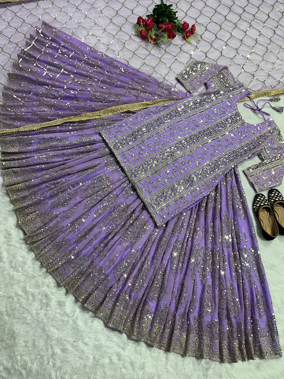 डिज़ाइनर पार्टी वियर टॉप लहंगा और दुपट्टा फैंसी बॉर्डर वर्क के साथ