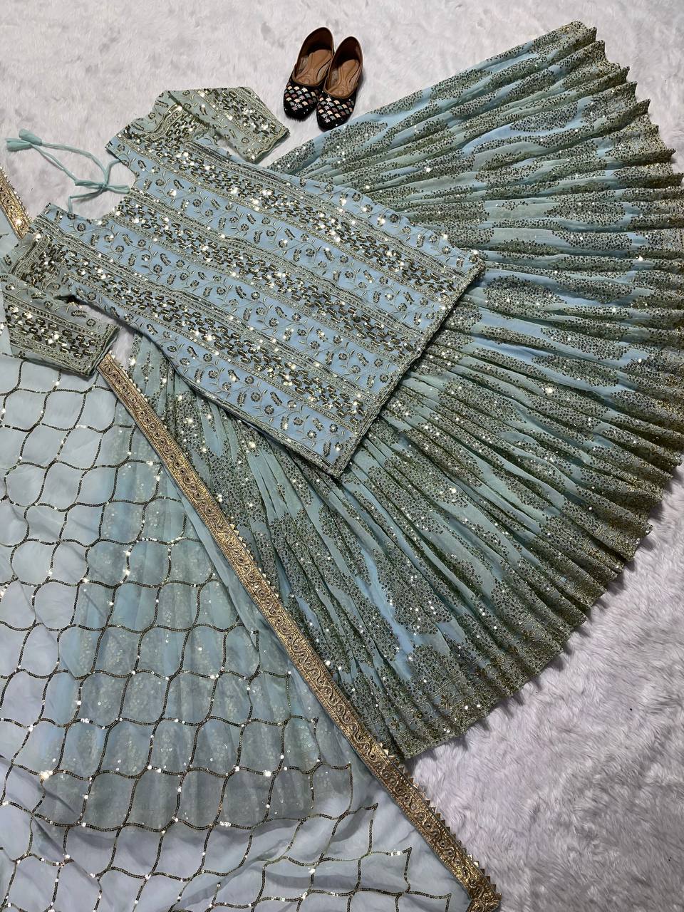 डिज़ाइनर पार्टी वियर टॉप लहंगा और दुपट्टा फैंसी बॉर्डर वर्क के साथ