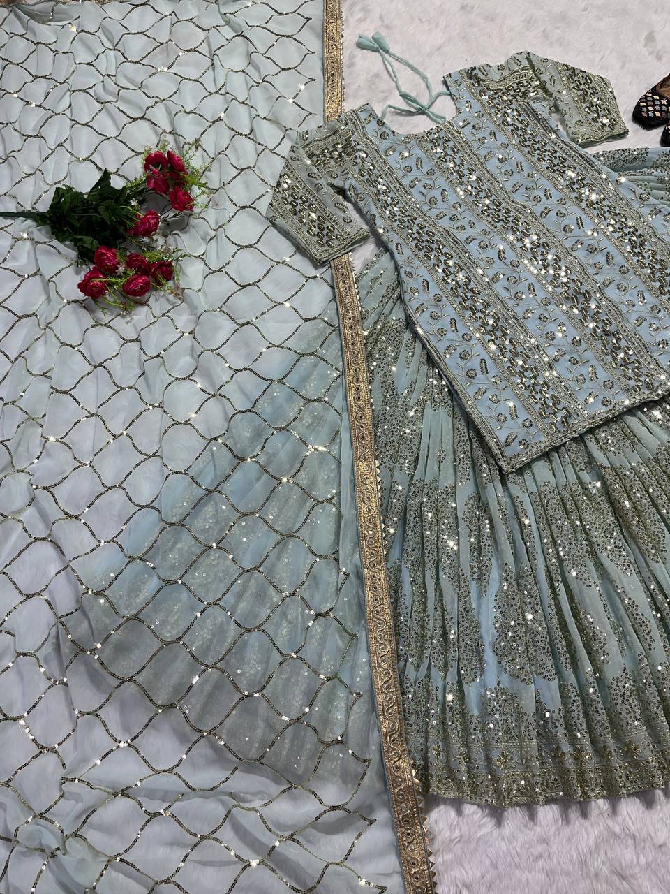 डिज़ाइनर पार्टी वियर टॉप लहंगा और दुपट्टा फैंसी बॉर्डर वर्क के साथ