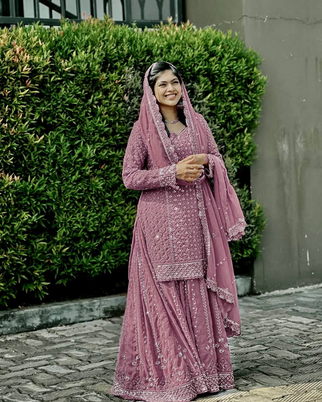 ज़री और सेक्विन कढ़ाई के काम के साथ पार्टी वियर लुक सूट सेट