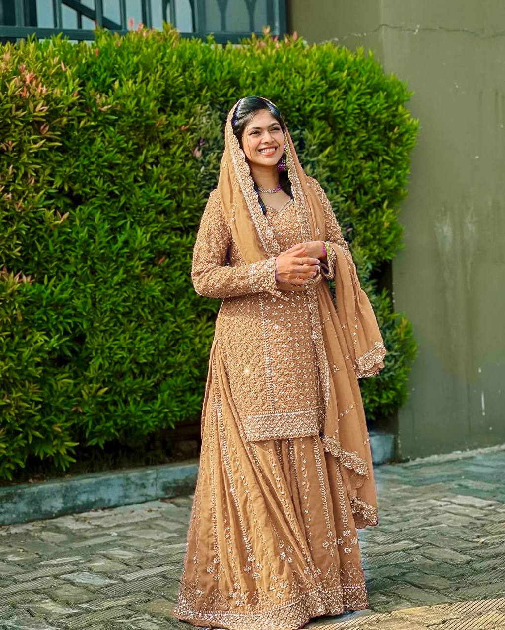 ज़री और सेक्विन कढ़ाई के काम के साथ पार्टी वियर लुक सूट सेट