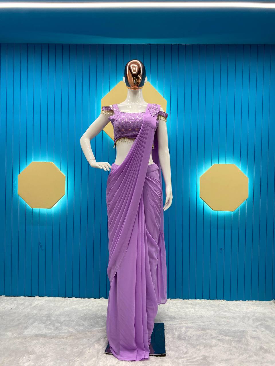 सीक्वेंस एम्ब्रॉयडरी वर्क वाली पार्टी वियर डिज़ाइनर साड़ी