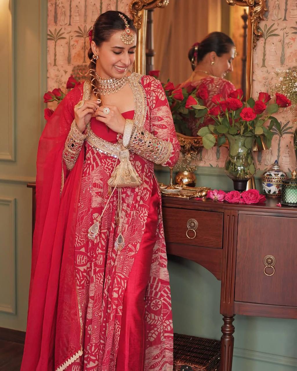 पार्टी वियर लुक डिज़ाइनर टॉप-बॉटम ब्लाउज और दुपट्टे के साथ