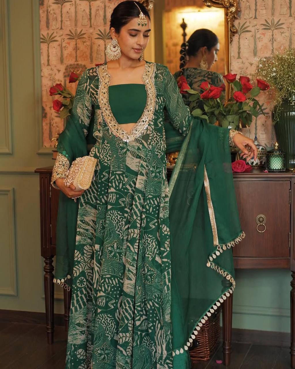 पार्टी वियर लुक डिज़ाइनर टॉप-बॉटम ब्लाउज और दुपट्टे के साथ