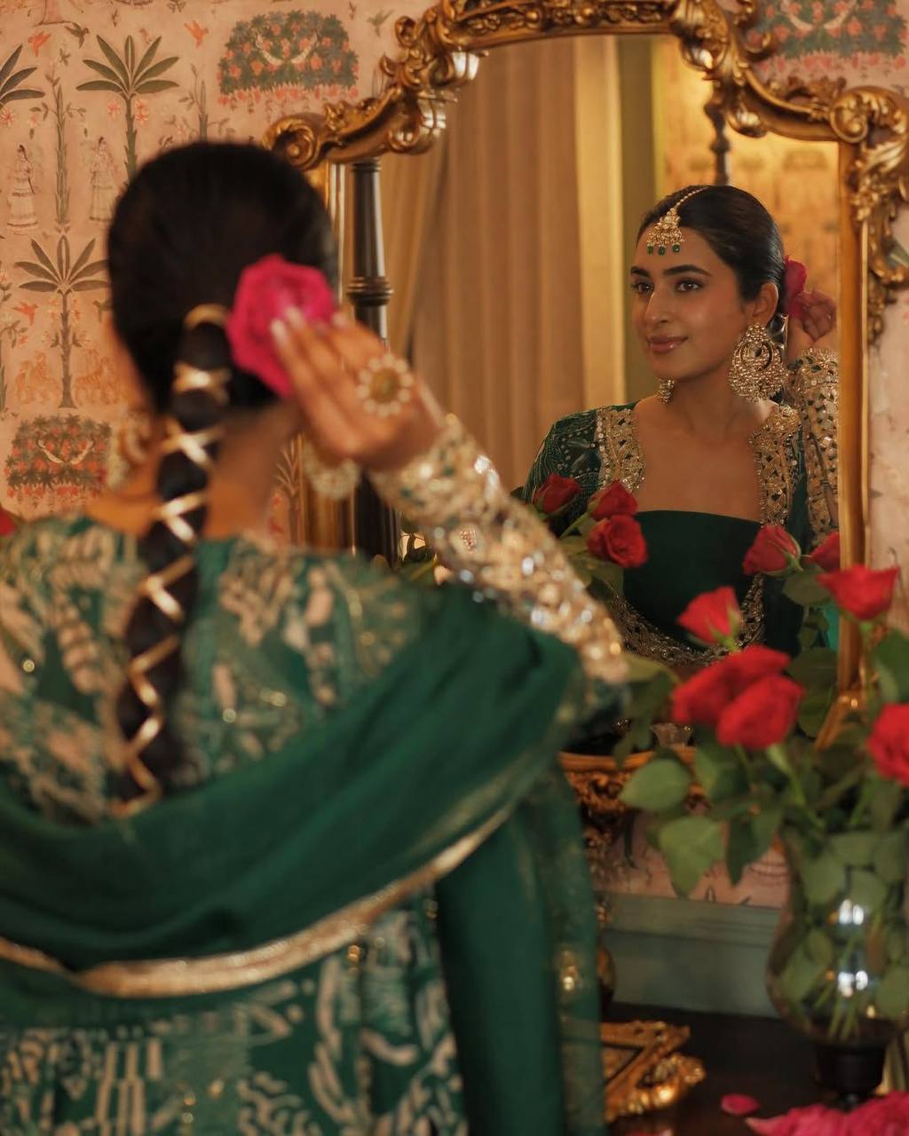 पार्टी वियर लुक डिज़ाइनर टॉप-बॉटम ब्लाउज और दुपट्टे के साथ