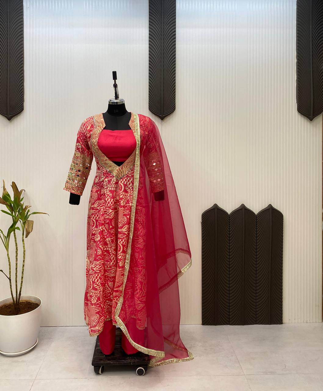 पार्टी वियर लुक डिज़ाइनर टॉप-बॉटम ब्लाउज और दुपट्टे के साथ