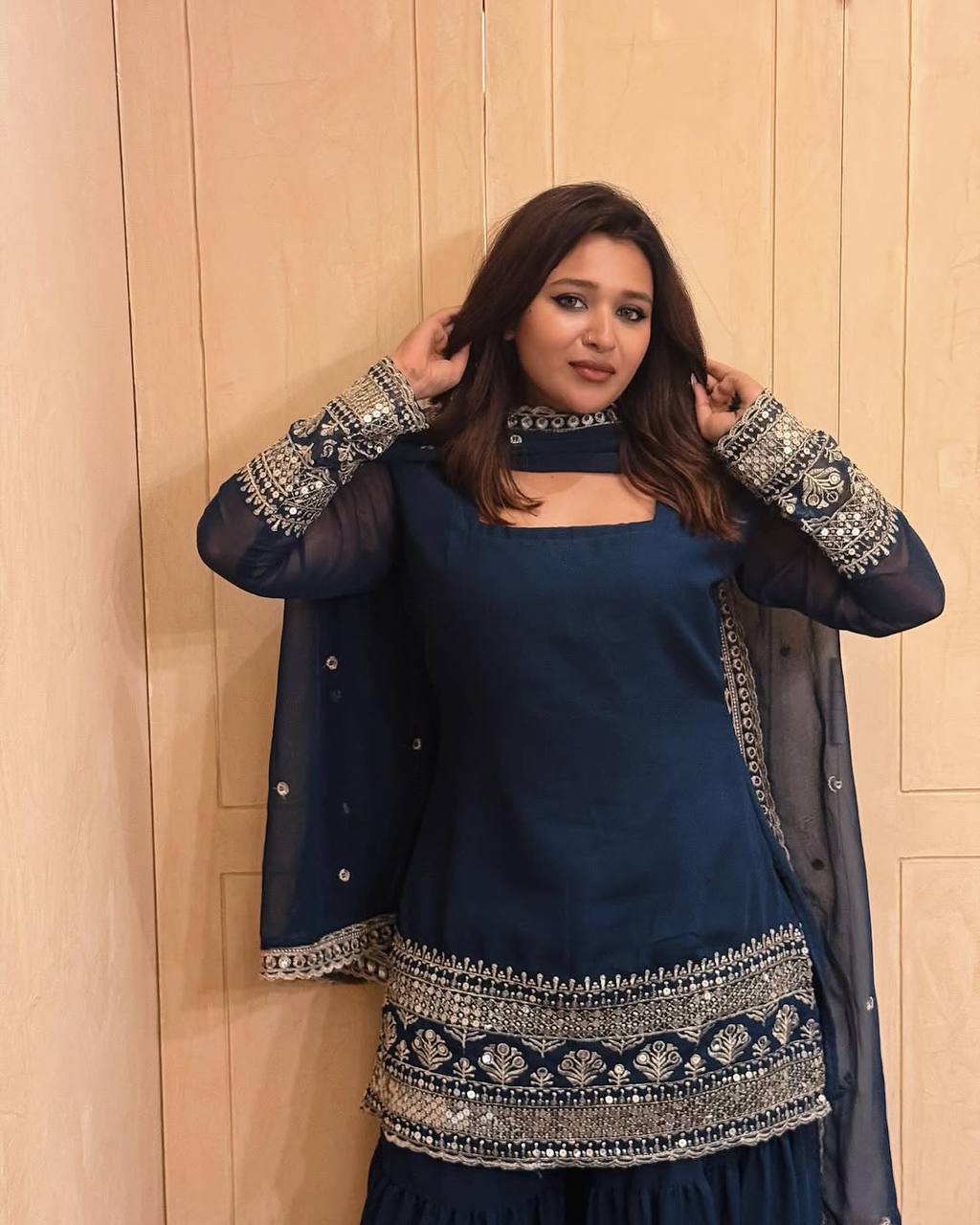 सेक्विन और ज़री कढ़ाई के काम के साथ पार्टी वियर लुक सूट सेट