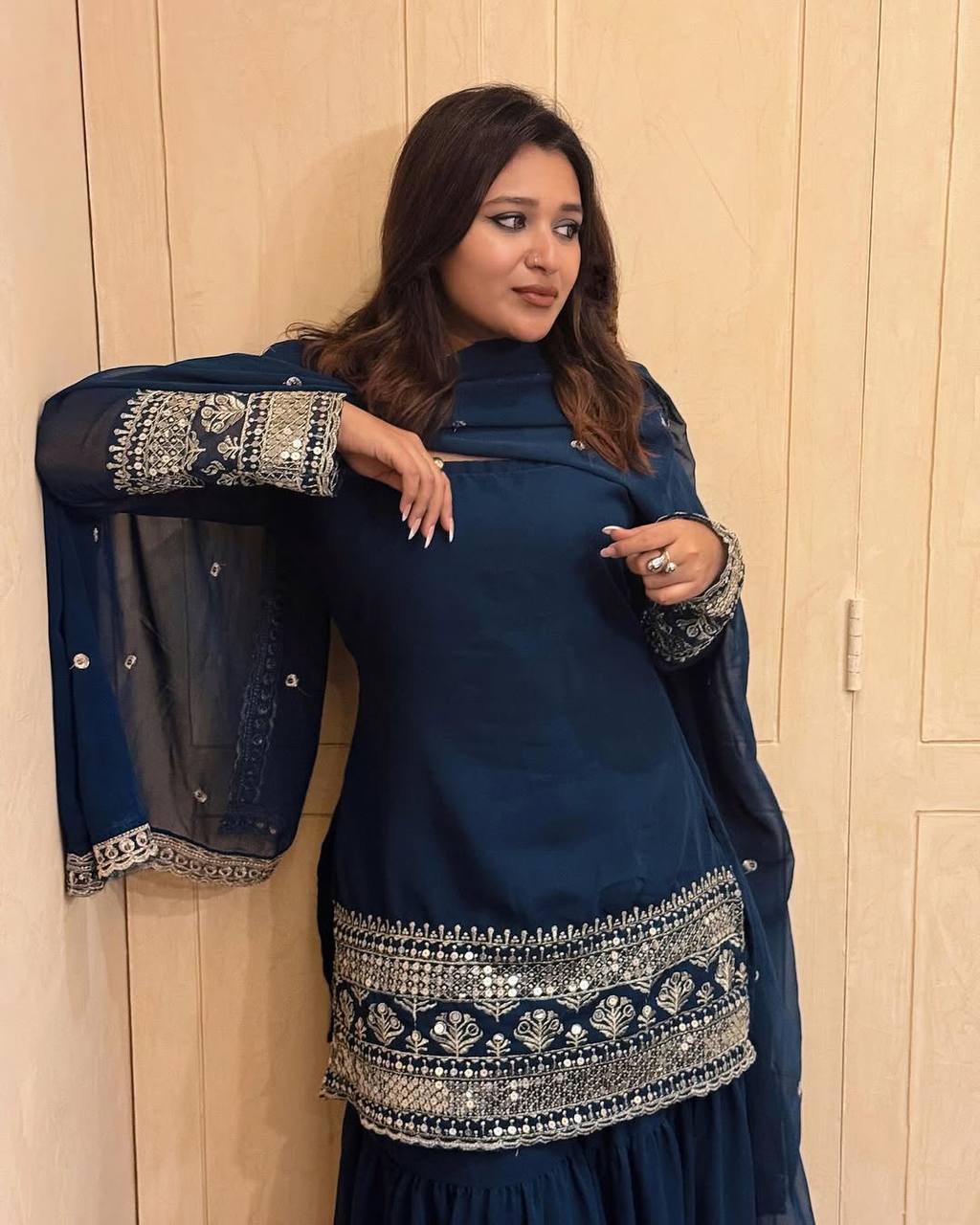 सेक्विन और ज़री कढ़ाई के काम के साथ पार्टी वियर लुक सूट सेट