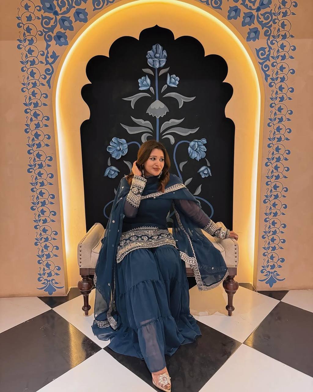 सेक्विन और ज़री कढ़ाई के काम के साथ पार्टी वियर लुक सूट सेट