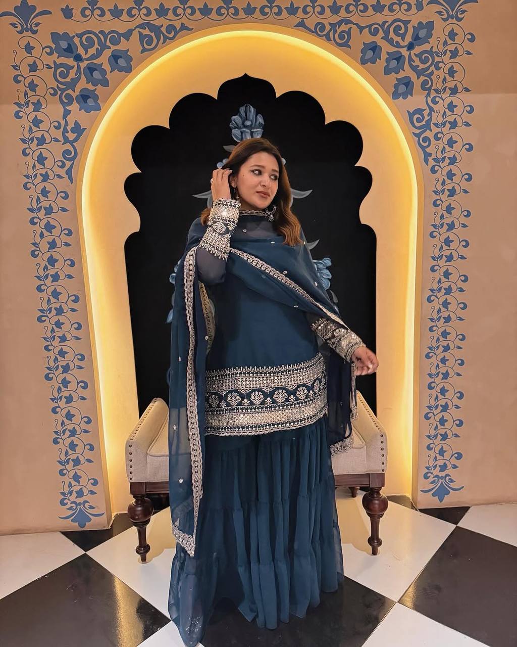 सेक्विन और ज़री कढ़ाई के काम के साथ पार्टी वियर लुक सूट सेट