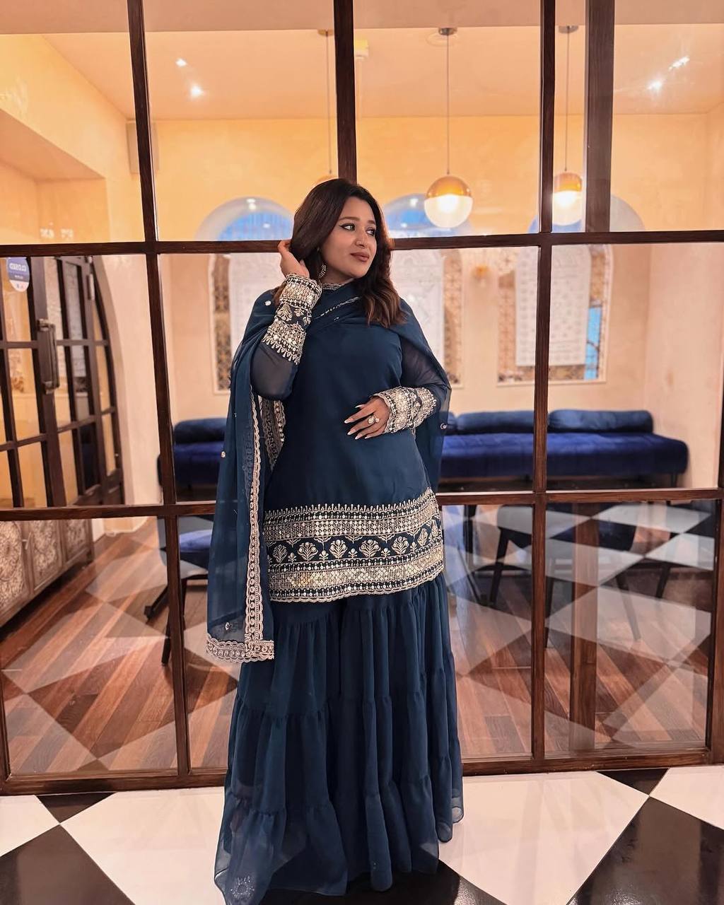 सेक्विन और ज़री कढ़ाई के काम के साथ पार्टी वियर लुक सूट सेट