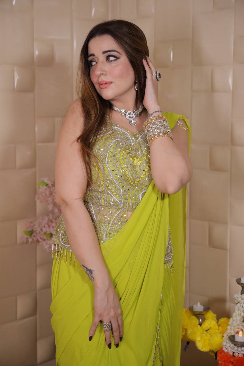 पार्टी वियर लुक डिज़ाइनर रेडी टू वियर लहंगा साड़ी