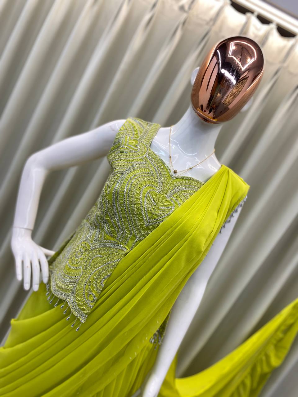 पार्टी वियर लुक डिज़ाइनर रेडी टू वियर लहंगा साड़ी