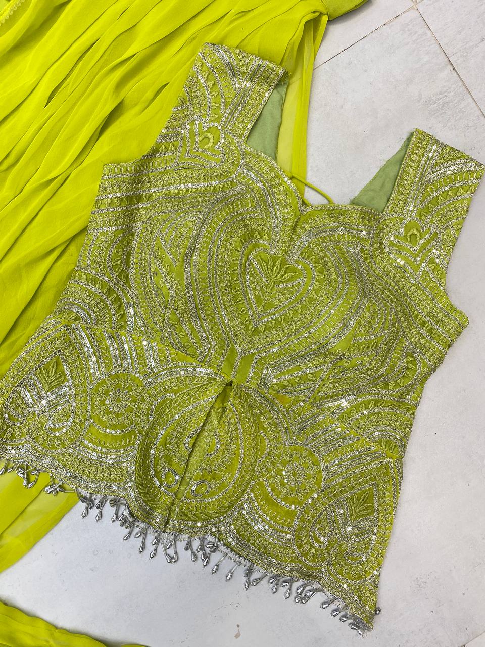 पार्टी वियर लुक डिज़ाइनर रेडी टू वियर लहंगा साड़ी