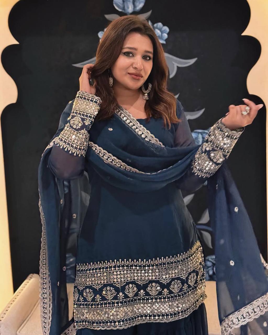 सेक्विन और ज़री कढ़ाई के काम के साथ पार्टी वियर लुक सूट सेट