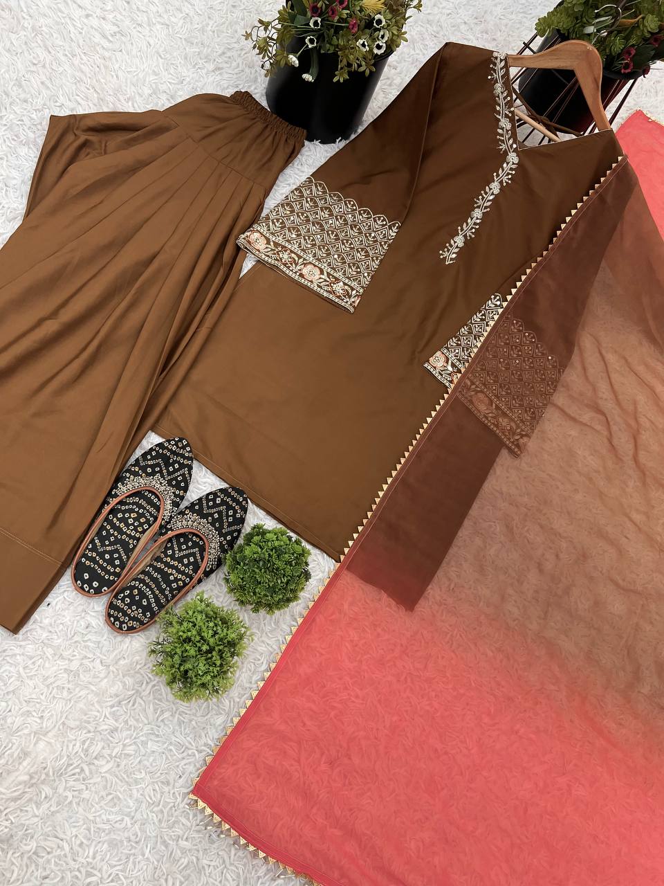 कढ़ाई अनुक्रम कार्य के साथ ऊपर-नीचे और दुपट्टा