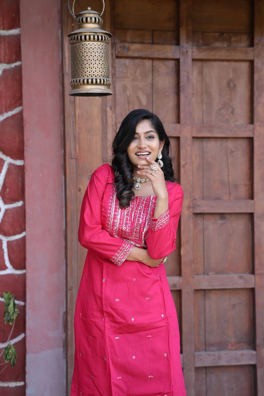 कढ़ाई के काम के साथ पार्टी वियर सुंदर टॉप और बॉटम