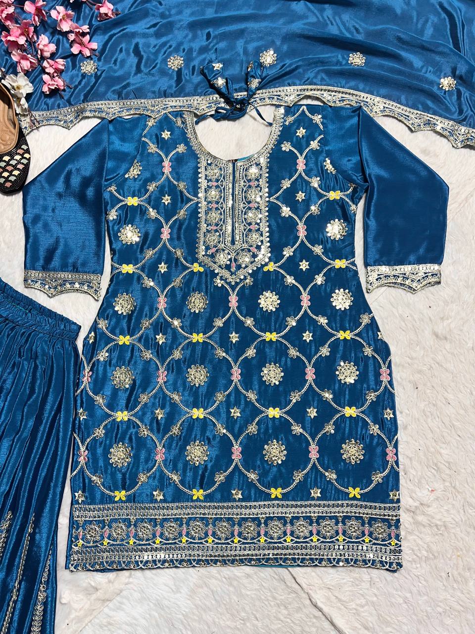 पार्टी वियर खूबसूरत टॉप प्लाज़ो फैंसी दुपट्टे के साथ