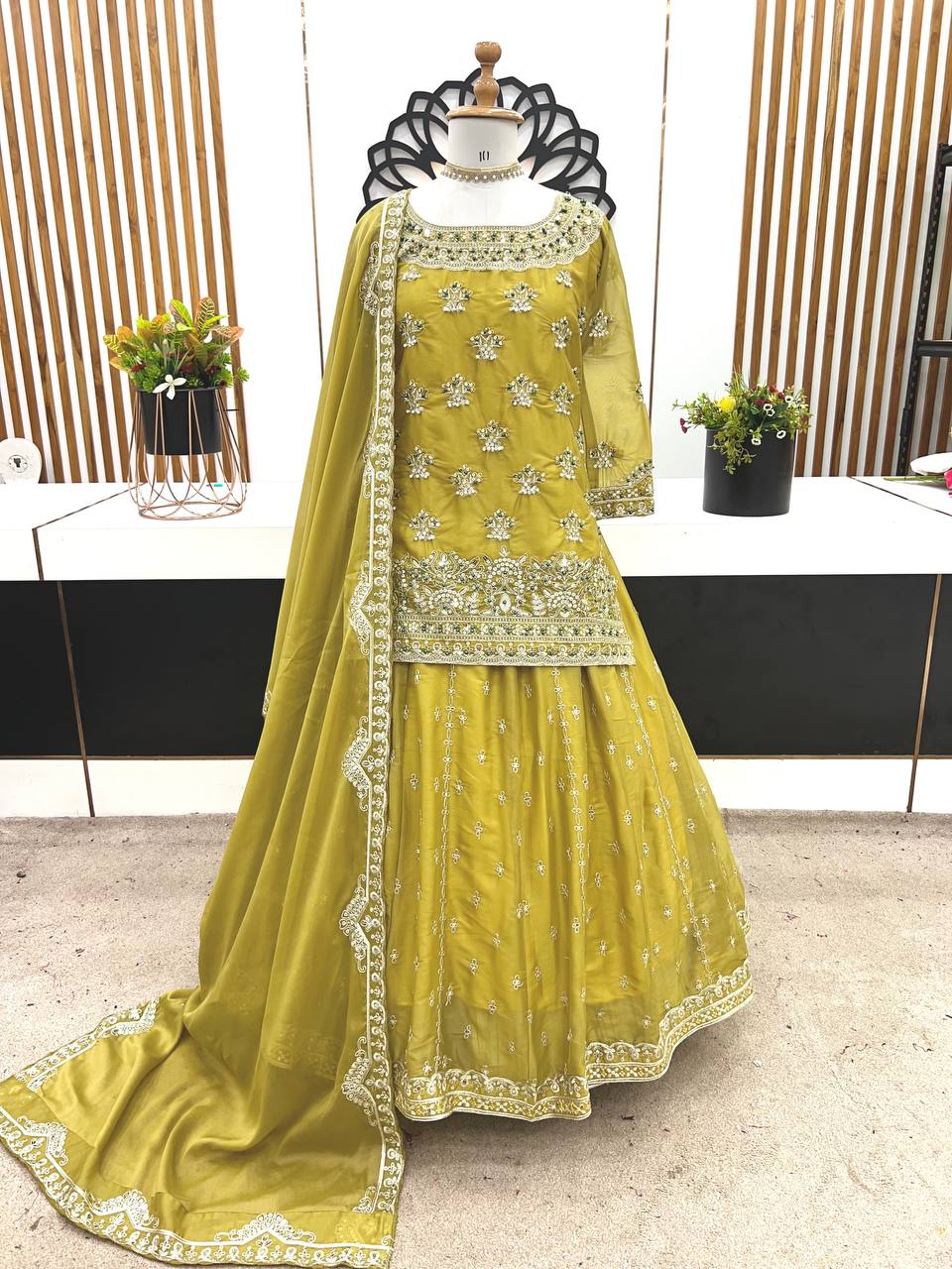 कढ़ाई अनुक्रम कार्य के साथ पार्टी पहनने शीर्ष नीचे और दुपट्टा