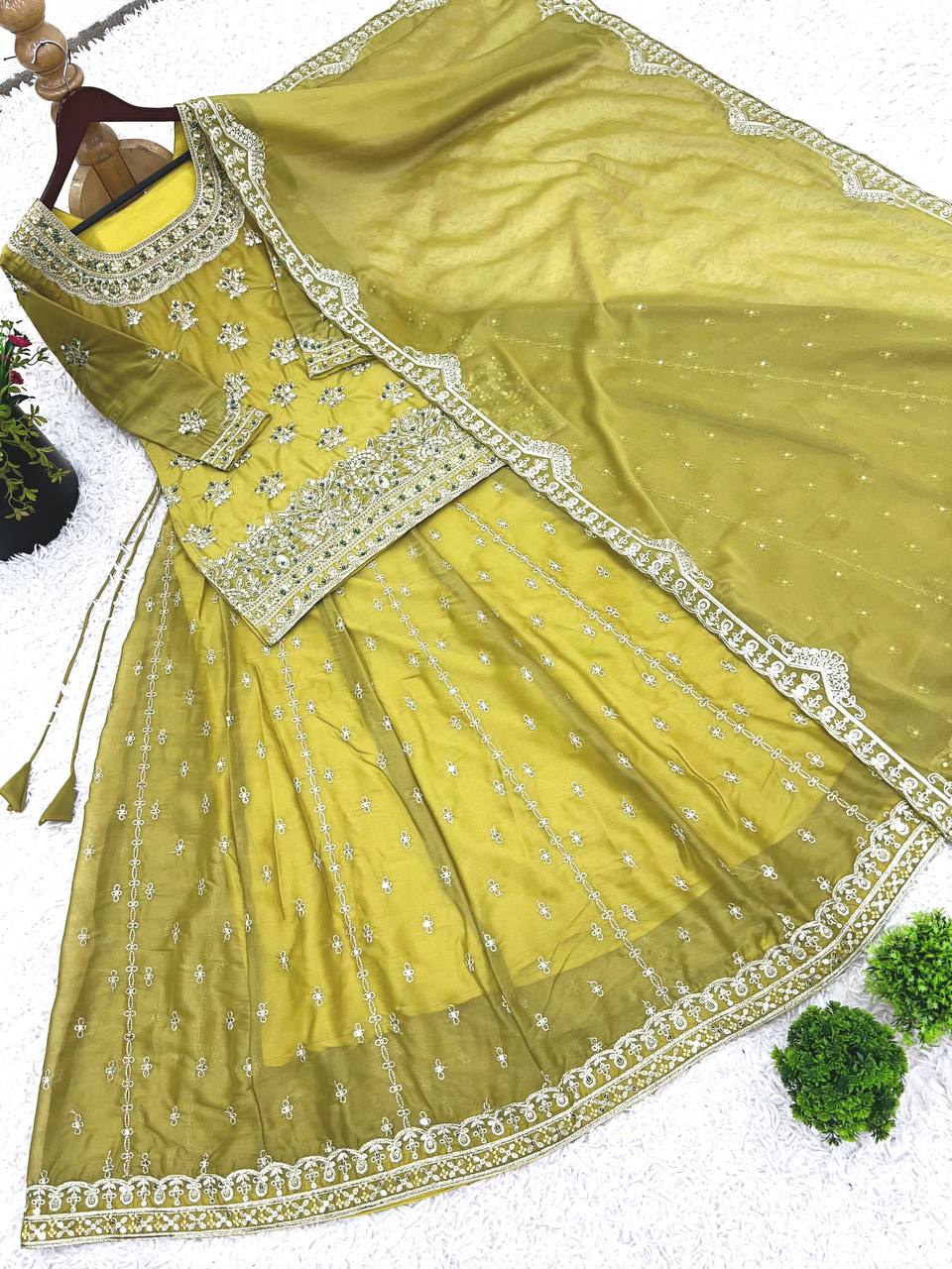 कढ़ाई अनुक्रम कार्य के साथ पार्टी पहनने शीर्ष नीचे और दुपट्टा