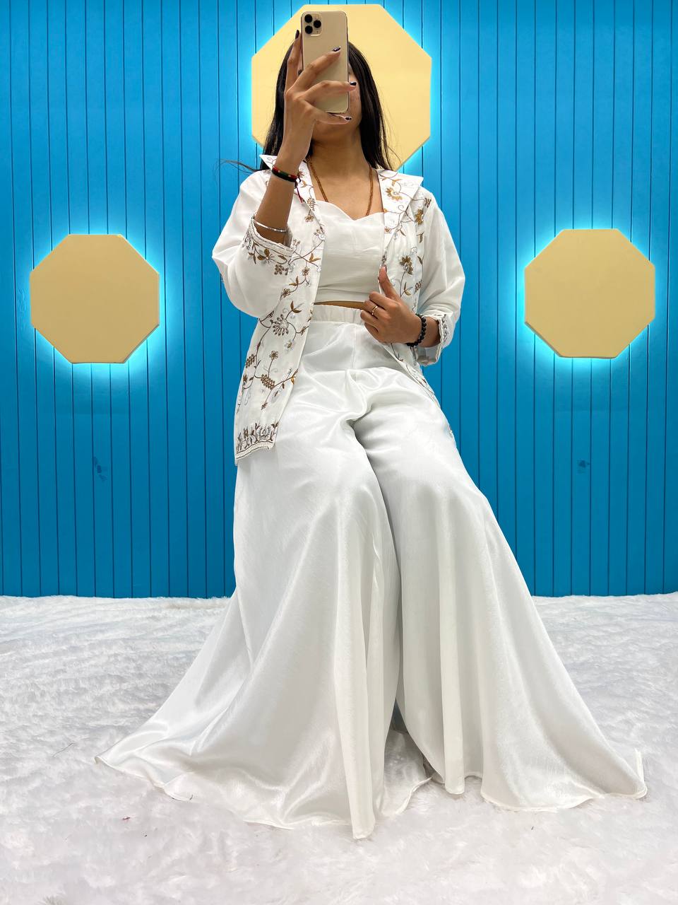 पार्टी वियर डिज़ाइनर टॉप और बॉटम सुंदर कोटि के साथ